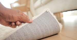 Tapete antiderrapante para piso, ideal para garantir segurança e estilo, evitando quedas e adicionando elegância à sua sala e outros ambientes da casa.