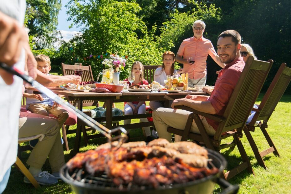 Área gourmet simples com churrasqueira e fogão a lenha moderno, criando um espaço sofisticado e acolhedor para lazer e confraternizações.