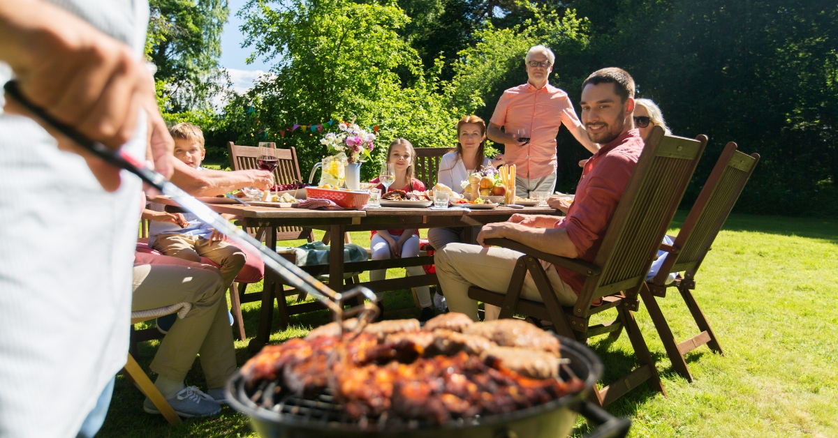 Área gourmet simples com churrasqueira e fogão a lenha moderno, criando um espaço sofisticado e acolhedor para lazer e confraternizações.