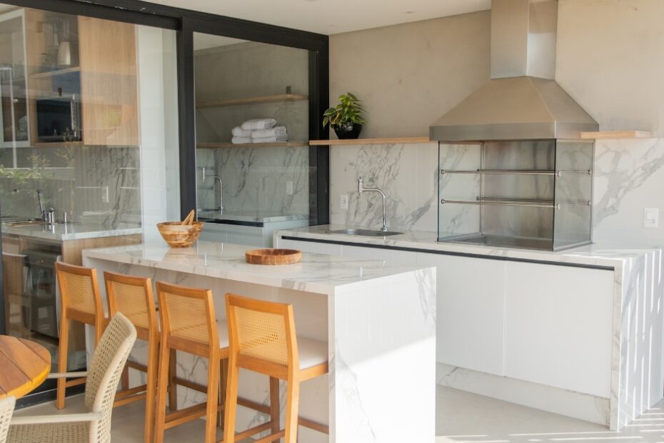 Área gourmet simples com churrasqueira, espaço de estilo e conforto, ideal para momentos de lazer e confraternização.