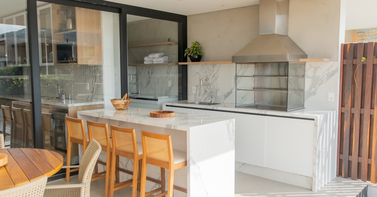 Área gourmet simples com churrasqueira, espaço de estilo e conforto, ideal para momentos de lazer e confraternização.