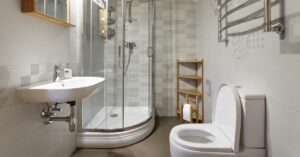 Banheiro pequeno simples transformado com dicas de decoração, funcionalidade e estilo para um ambiente aconchegante e moderno.