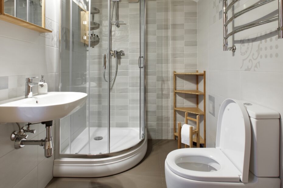 Banheiro pequeno simples transformado com dicas de decoração, funcionalidade e estilo para um ambiente aconchegante e moderno.