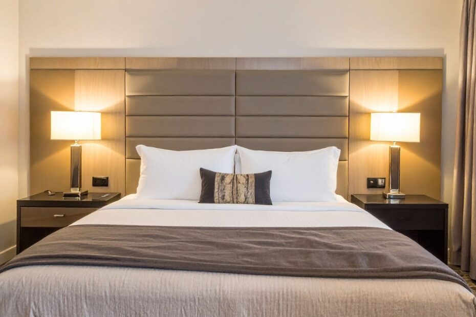 Cabeceira ripado queen: A tendência que transforma seu quarto, trazendo sofisticação e estilo em 2025.