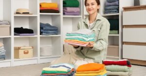 Dicas práticas de como arrumar o guarda-roupa de forma eficiente, utilizando organizadores, cabides e agrupando roupas por categorias e estações.