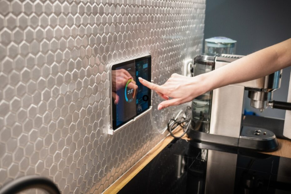 Descubra como automatizar a casa com tecnologias inovadoras e transformar seu lar em um ambiente inteligente, prático e seguro.