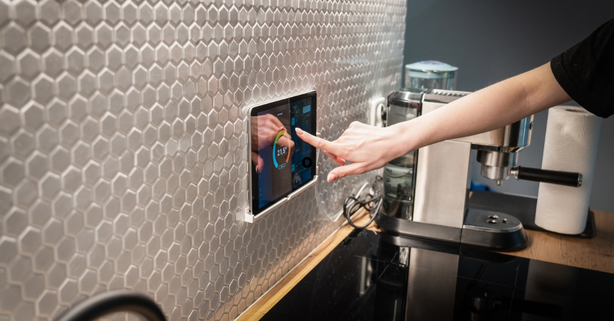 Descubra como automatizar a casa com tecnologias inovadoras e transformar seu lar em um ambiente inteligente, prático e seguro.