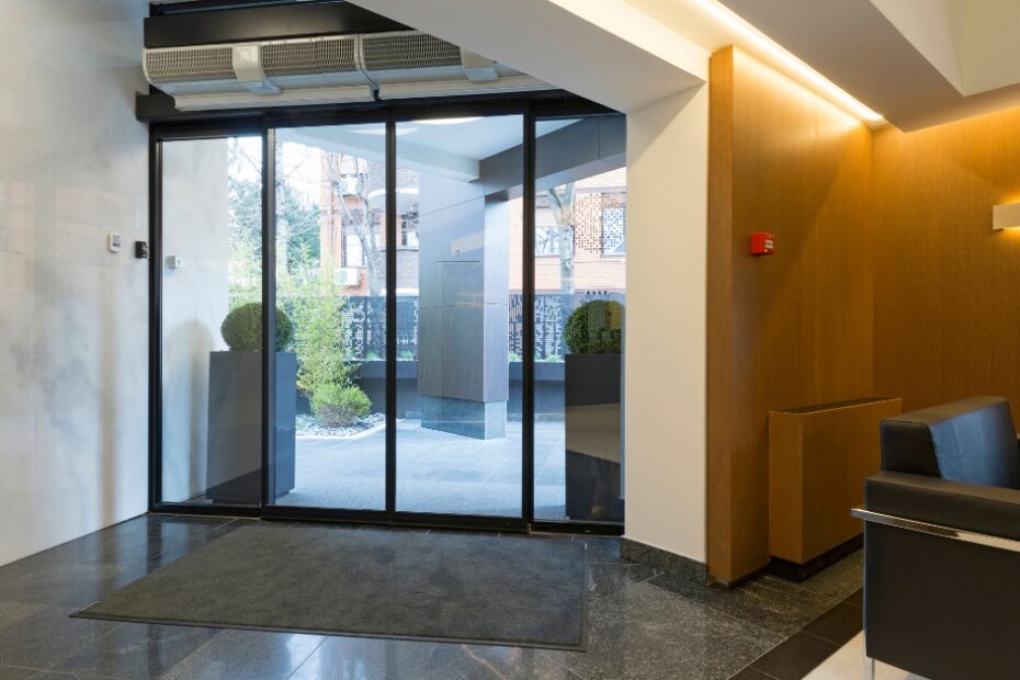 Dicas para transformar seu hall de entrada pequeno com soluções criativas de armazenamento, decoração e iluminação, maximizando espaço e estilo.