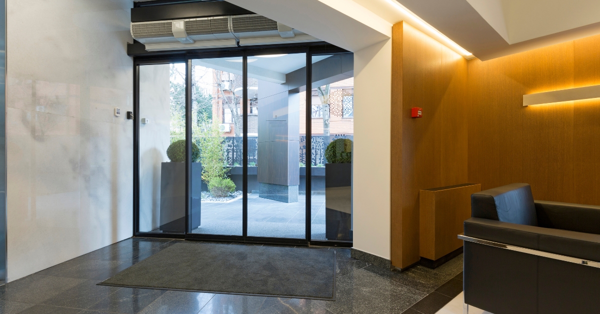 Dicas para transformar seu hall de entrada pequeno com soluções criativas de armazenamento, decoração e iluminação, maximizando espaço e estilo.