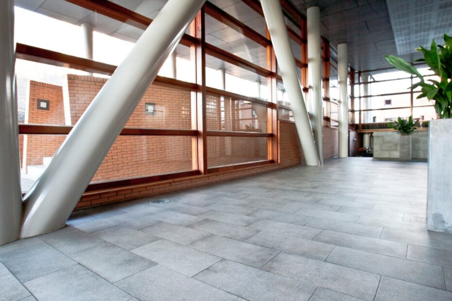 Ideias criativas para otimizar e decorar um hall de entrada pequeno, maximizando espaço e estilo de forma funcional e elegante.