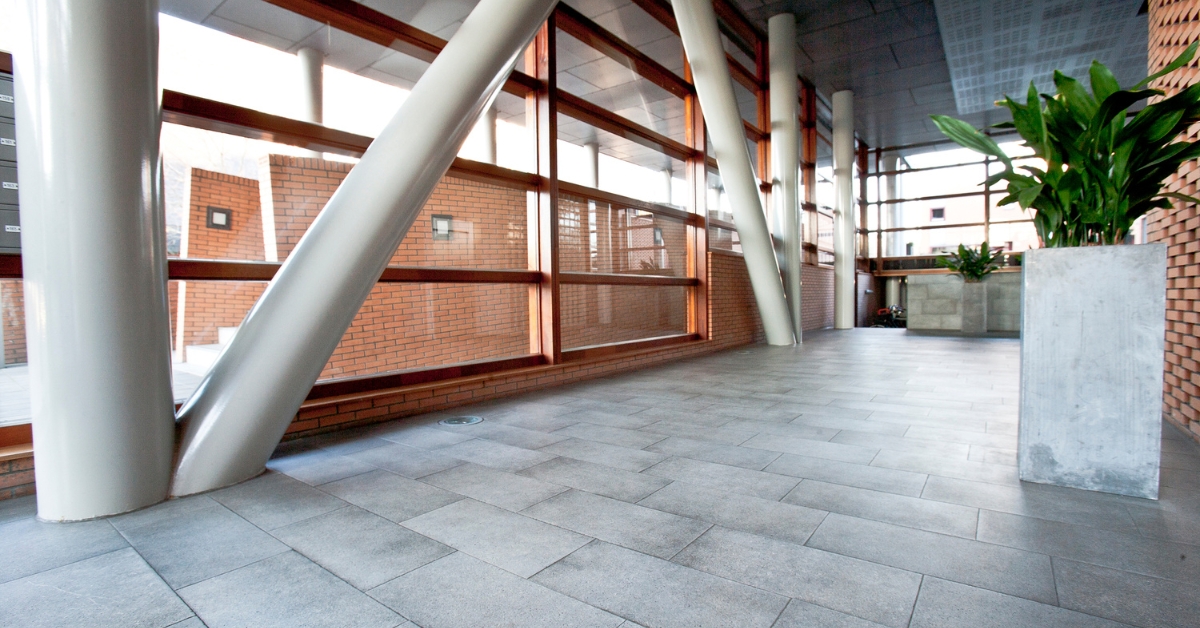 Ideias criativas para otimizar e decorar um hall de entrada pequeno, maximizando espaço e estilo de forma funcional e elegante.