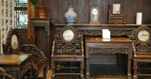 Descubra a elegância dos móveis antigos de madeira: 5 peças que nunca saem de moda e transformam sua decoração com charme e sofisticação.