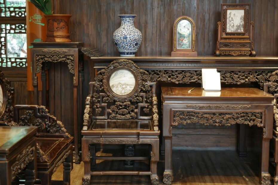 Descubra a elegância dos móveis antigos de madeira: 5 peças que nunca saem de moda e transformam sua decoração com charme e sofisticação.