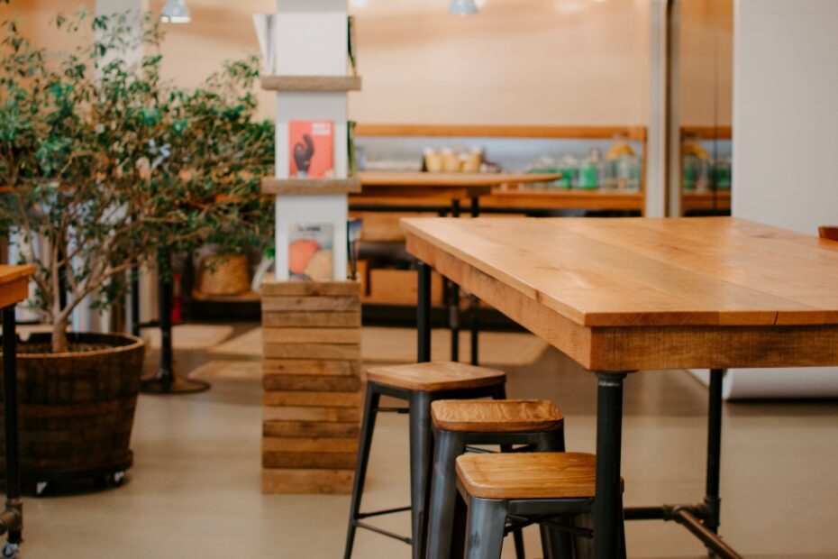 Móveis de madeira maciça trazem durabilidade, elegância e sustentabilidade, transformando qualquer ambiente com estilo e sofisticação.