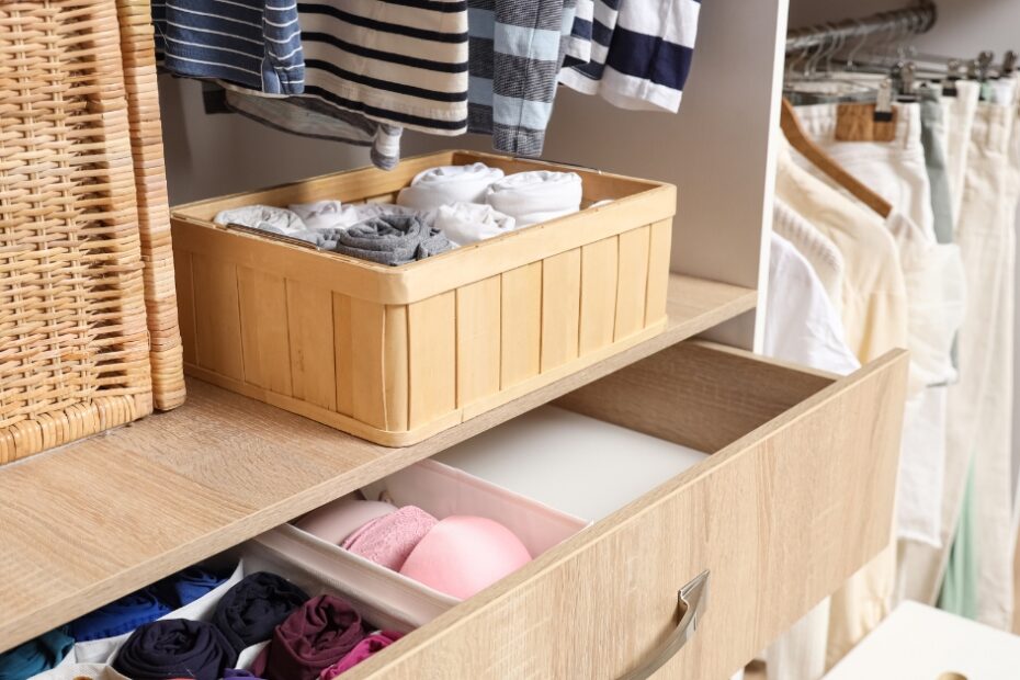 Organizador de guarda-roupa com soluções como prateleiras ajustáveis, cabides multiuso e gavetas divisórias para otimizar seu espaço de forma funcional.