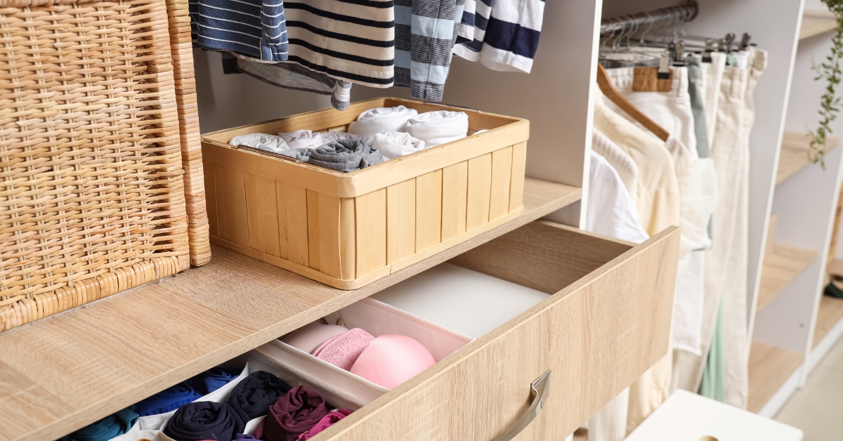 Organizador de guarda-roupa com soluções como prateleiras ajustáveis, cabides multiuso e gavetas divisórias para otimizar seu espaço de forma funcional.