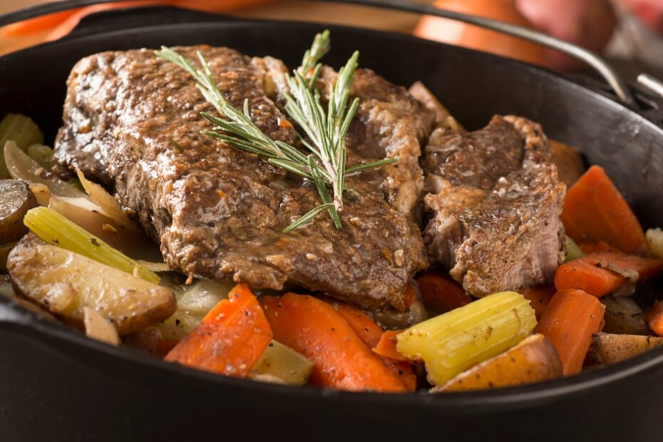 A panela de pedra voltou com força: une tradição, sabor e saúde. Descubra por que esse item artesanal virou tendência nas cozinhas modernas.