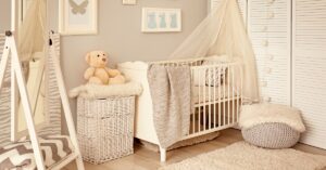 Quarto de bebê completo com móveis funcionais, decoração aconchegante e segurança, criando o espaço perfeito para o bem-estar do bebê.
