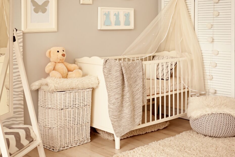 Quarto de bebê completo com móveis funcionais, decoração aconchegante e segurança, criando o espaço perfeito para o bem-estar do bebê.
