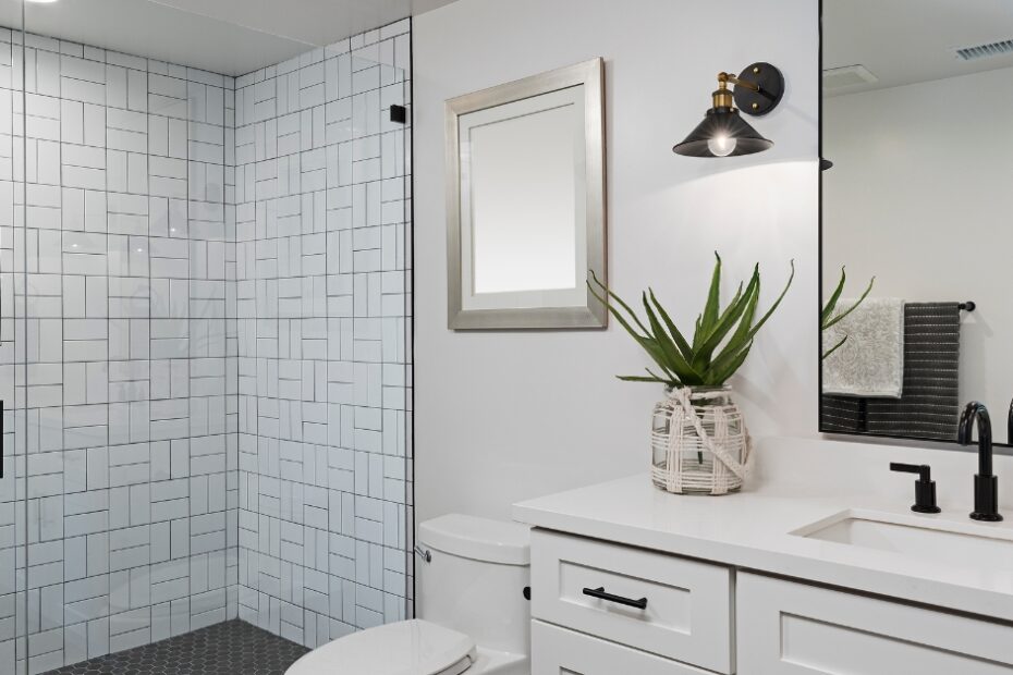 Banheiro pequeno com revestimento moderno e funcional, otimizado para espaço e estilo.