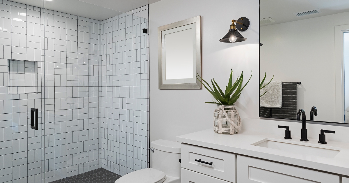 Banheiro pequeno com revestimento moderno e funcional, otimizado para espaço e estilo.