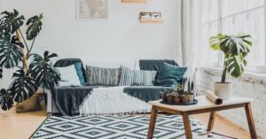 Descubra como escolher o tapete perfeito para sua sala com dicas sobre tamanho, material, cor e estilo para transformar seu ambiente.