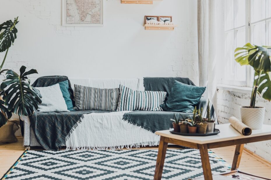 Descubra como escolher o tapete perfeito para sua sala com dicas sobre tamanho, material, cor e estilo para transformar seu ambiente.