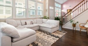 Descubra os 5 tapetes modernos que transformam sua sala de estar com estilo, conforto e sofisticação recomendados por designers.