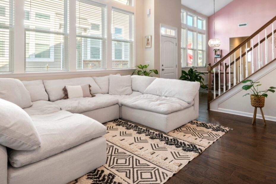 Descubra os 5 tapetes modernos que transformam sua sala de estar com estilo, conforto e sofisticação recomendados por designers.