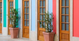 Tendências de cores para 2025 em decoração: descubra as paletas que vão dominar os ambientes, trazendo sofisticação, equilíbrio e harmonia aos espaços.