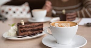 Dicas para montar um cantinho do café simples e barato, criando um espaço acolhedor e funcional com materiais acessíveis e decoração criativa.