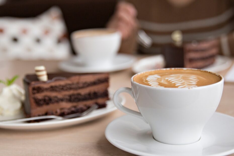 Dicas para montar um cantinho do café simples e barato, criando um espaço acolhedor e funcional com materiais acessíveis e decoração criativa.