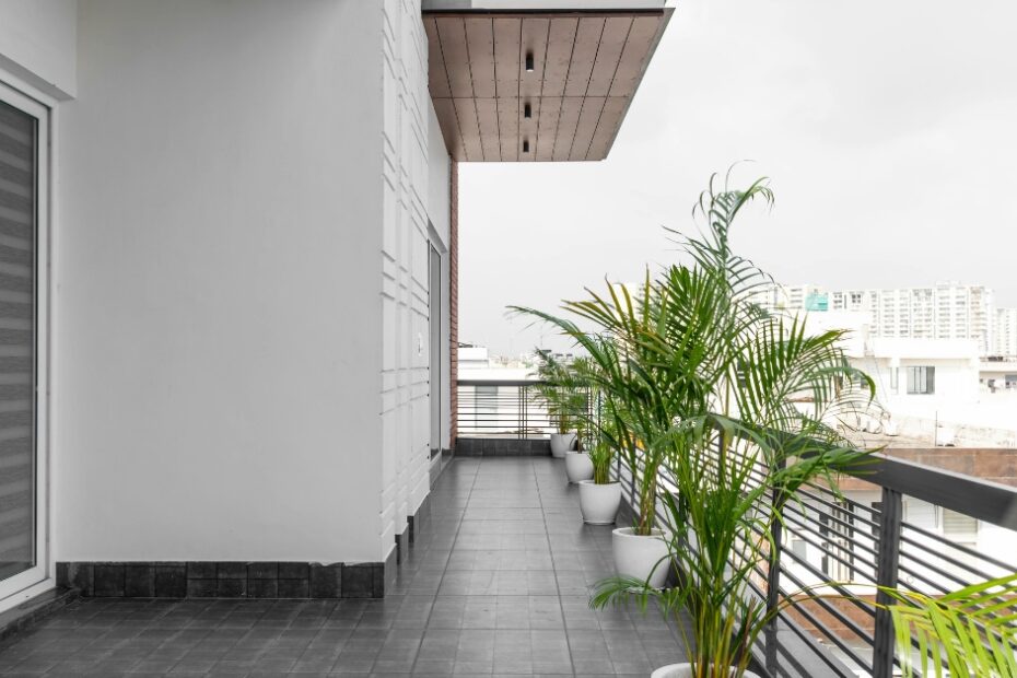 Projetos de casa com varanda para 2025, incluindo varanda gourmet simples, jacuzzi e design minimalista para transformar seu lar.