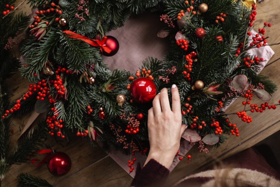 Inspire-se com ideias criativas de como fazer enfeites de Natal com estilo e toque pessoal para uma decoração única, charmosa e cheia de significado.