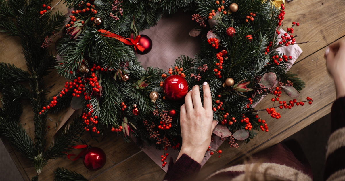 Inspire-se com ideias criativas de como fazer enfeites de Natal com estilo e toque pessoal para uma decoração única, charmosa e cheia de significado.