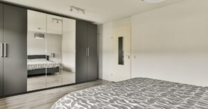 Guia para escolher o guarda-roupa espelhado de casal perfeito, com opções sofisticadas e práticas para o seu espaço.