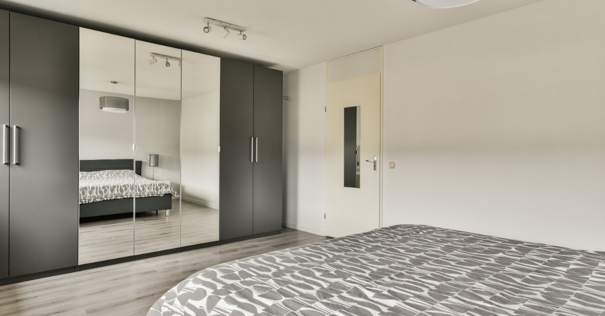 Guia para escolher o guarda-roupa espelhado de casal perfeito, com opções sofisticadas e práticas para o seu espaço.