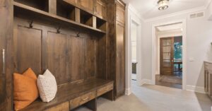 Descubra como a madeira natural está transformando o design de interiores, oferecendo beleza, durabilidade e sustentabilidade em seus móveis e acabamentos.