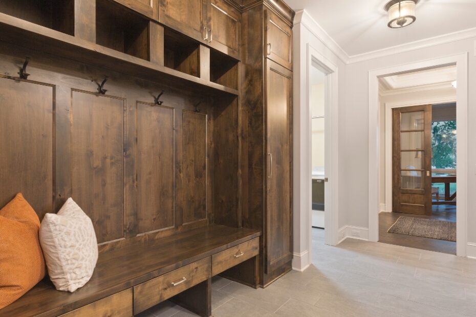 Descubra como a madeira natural está transformando o design de interiores, oferecendo beleza, durabilidade e sustentabilidade em seus móveis e acabamentos.