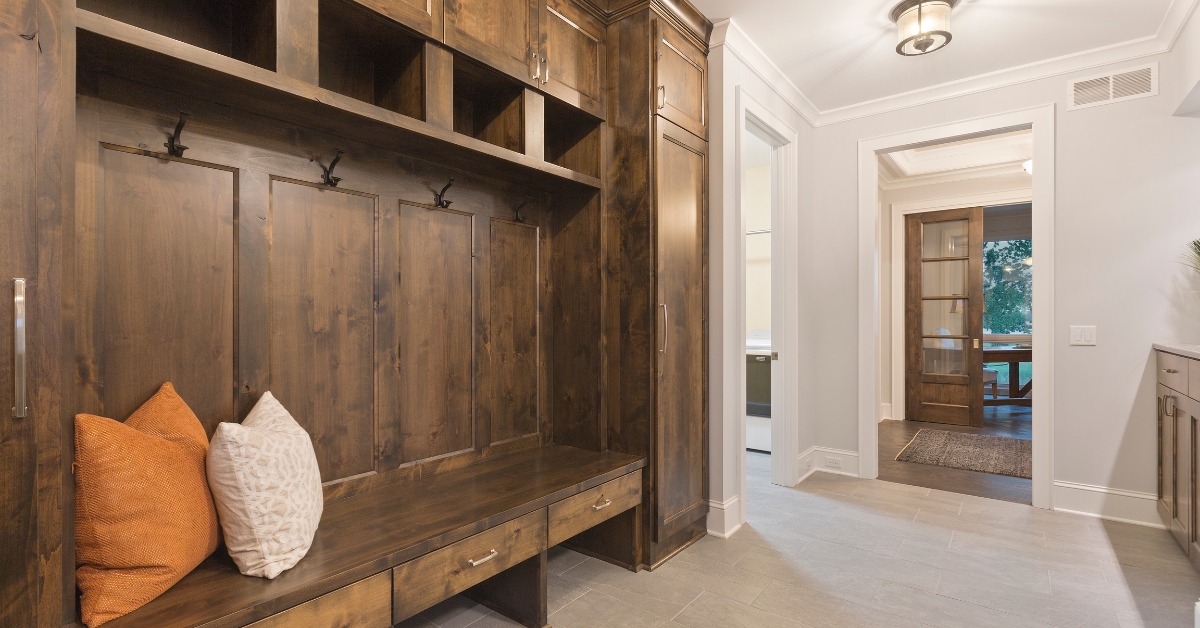 Descubra como a madeira natural está transformando o design de interiores, oferecendo beleza, durabilidade e sustentabilidade em seus móveis e acabamentos.