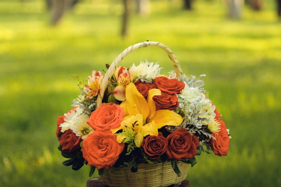 Transforme sua casa com arranjos de flores artificiais baratos e sofisticados, sem manutenção, oferecendo beleza duradoura e versatilidade na decoração.