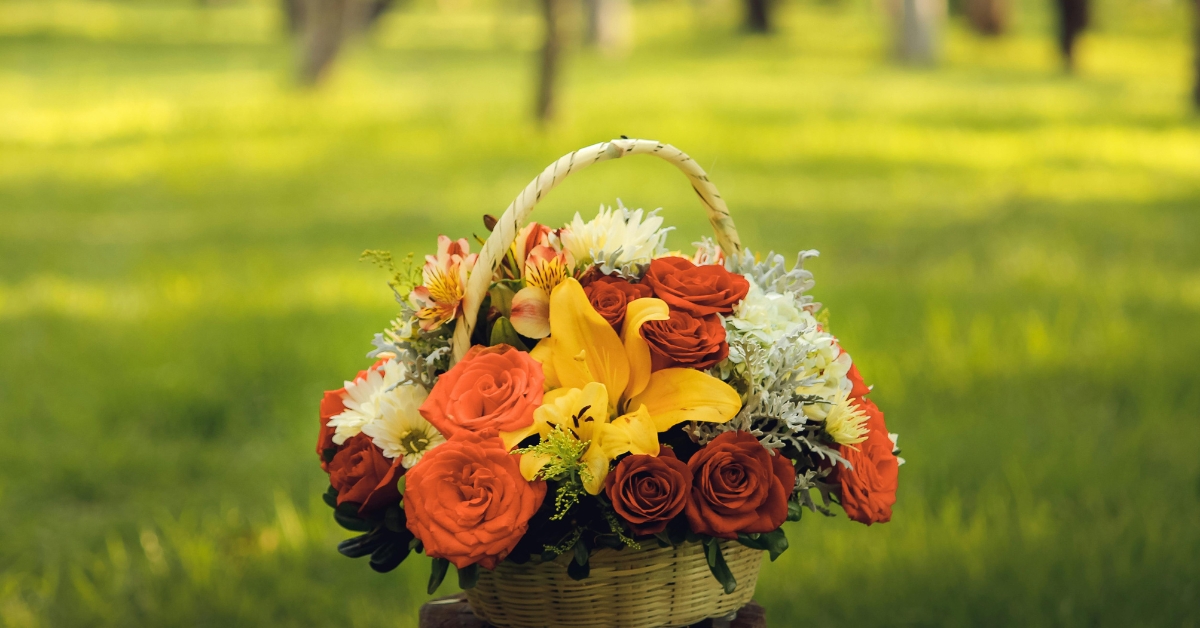 Transforme sua casa com arranjos de flores artificiais baratos e sofisticados, sem manutenção, oferecendo beleza duradoura e versatilidade na decoração.