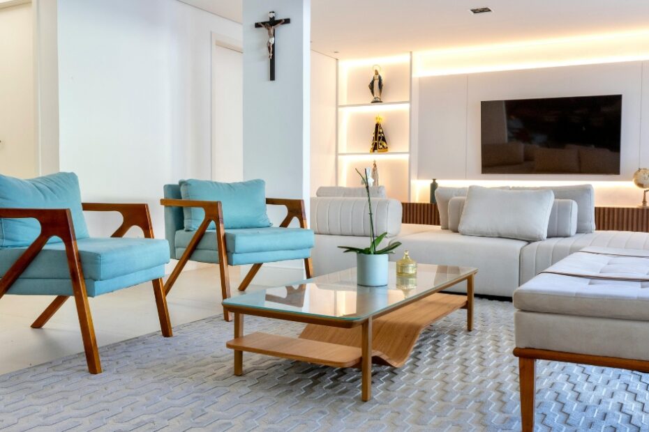 Transforme sua casa com truques de decoração que otimizam espaço e adicionam sofisticação, criando um ambiente moderno e funcional.