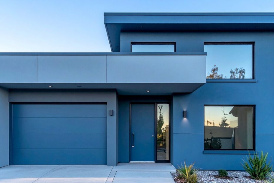 Fachada de casa moderna em 2025, com tendências de materiais naturais, linhas retas e sustentabilidade para diferentes estilos e tamanhos de casas.