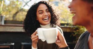 Ideias criativas para montar o cantinho do café perfeito em casa, com dicas de decoração e organização.