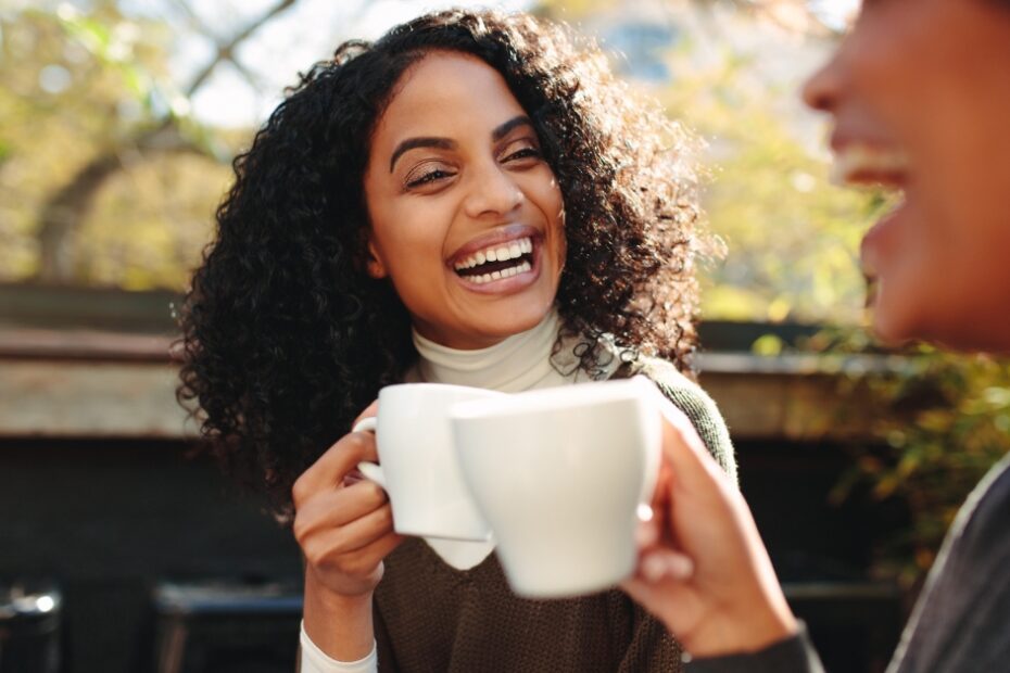 Ideias criativas para montar o cantinho do café perfeito em casa, com dicas de decoração e organização.