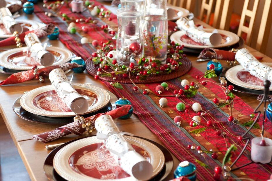 Dicas essenciais para montar uma mesa posta de Natal perfeita, com sugestões de decoração, erros a evitar e como surpreender seus convidados.