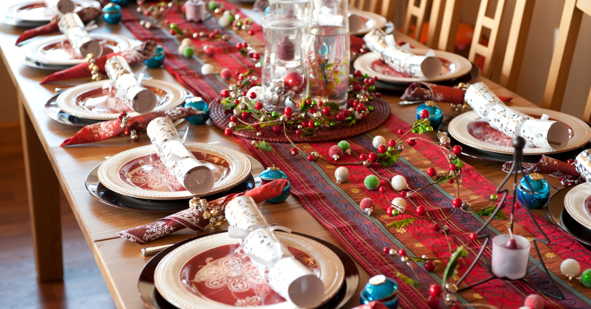 Dicas essenciais para montar uma mesa posta de Natal perfeita, com sugestões de decoração, erros a evitar e como surpreender seus convidados.