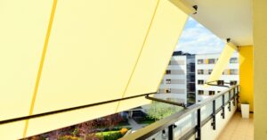 Descubra como escolher o melhor toldo cortina retrátil para varanda, combinando conforto, estilo e praticidade para o seu espaço externo.