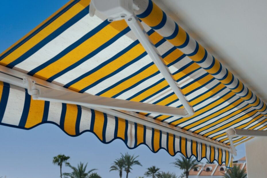 Descubra as vantagens do toldo retrátil para varanda e como ele transforma seu espaço com conforto, elegância e proteção contra o sol e a chuva.